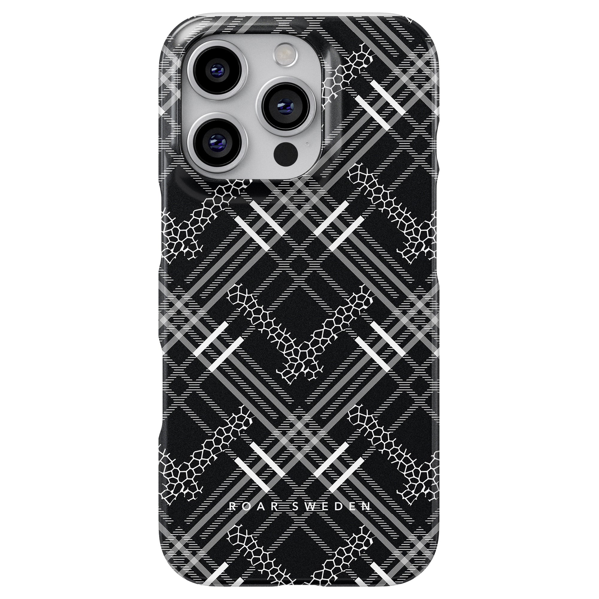 Tartan Giraffe slim fodral för din smartphone visar upp ett svart och vitt geometriskt mönster, inklusive en rutnätsliknande design som omger kameran. Tillverkad av hållbart material, den har "ROAR SWEDEN" tryckt i botten.