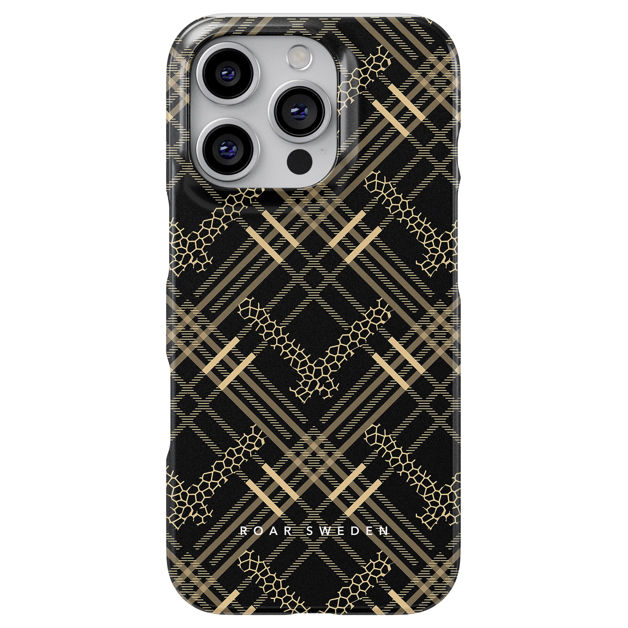 Tartan Leo - Slim Case ger smartphoneskydd med ett geometriskt mönster i svart, brun och beige, med en kamerautskärning med tre linser och tydligt "ROAR SWEDEN" längst ner.