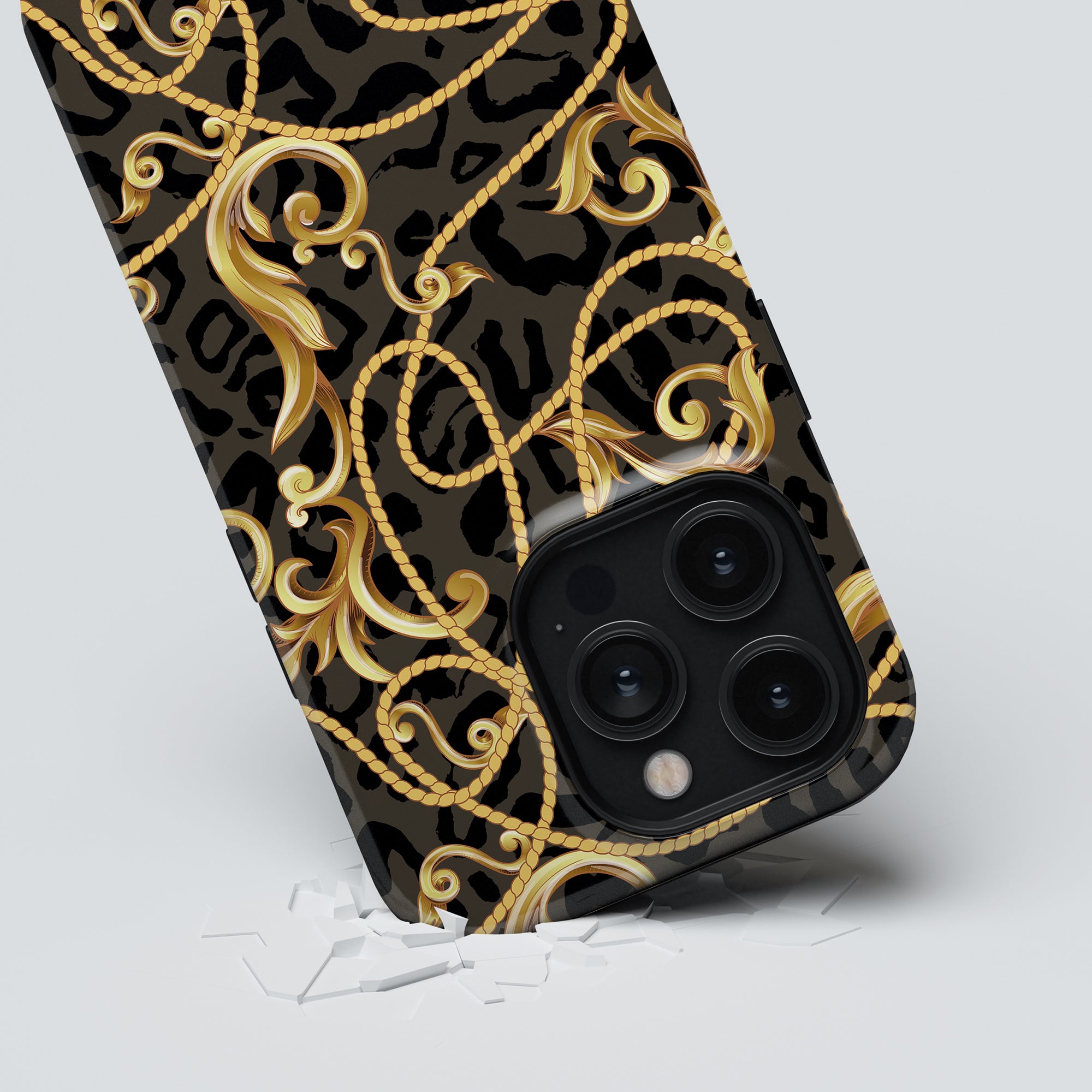 This stylish Baroque - Tough Case features an elegant gold chain design, accentuated by a sleek black background.