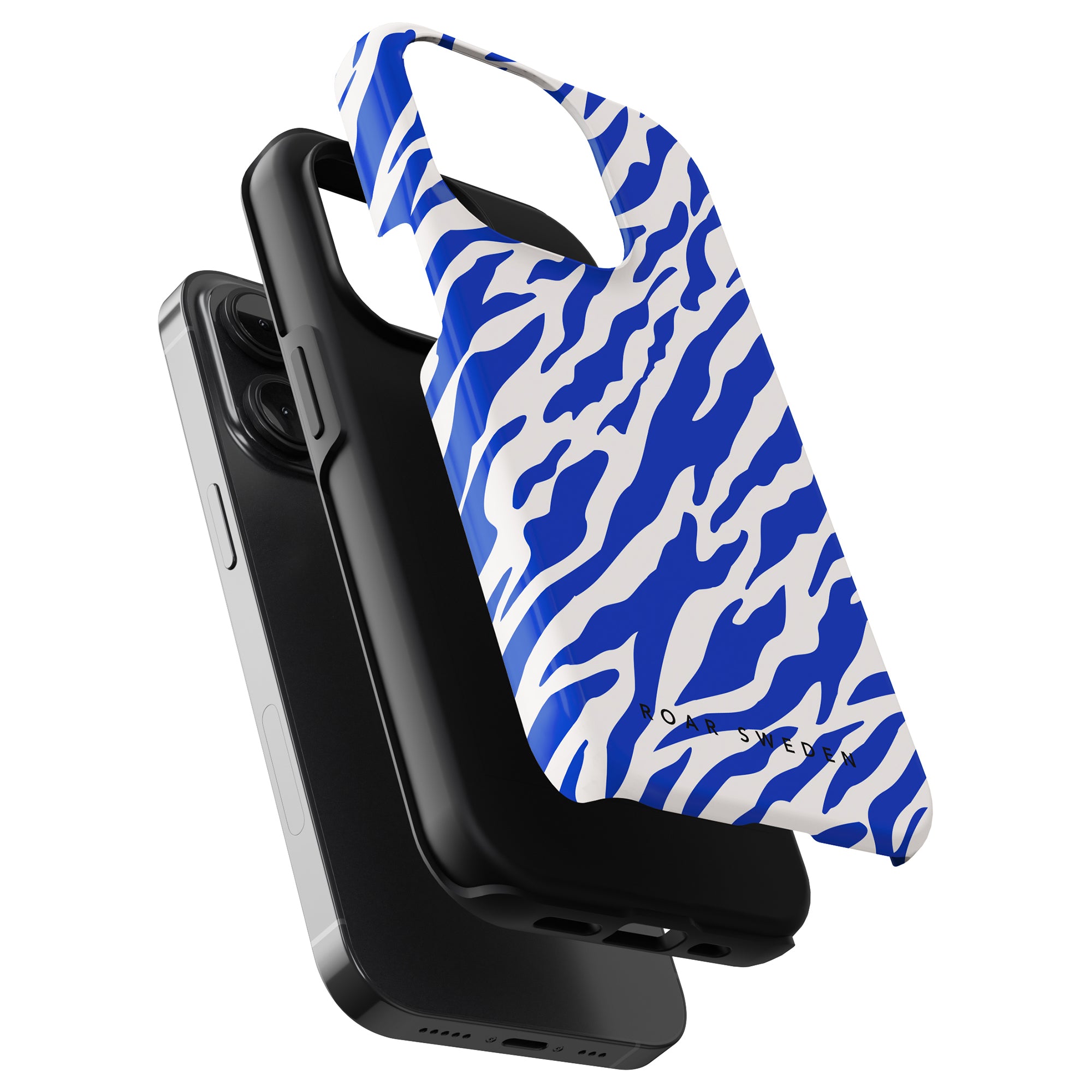 Tre staplade smartphonefodral har ett Blue Tiger - Tough Case med ett blått och vitt tigerinspirerat mönster, ett annat i elegant svart och en svart telefon som delvis är synlig inuti.