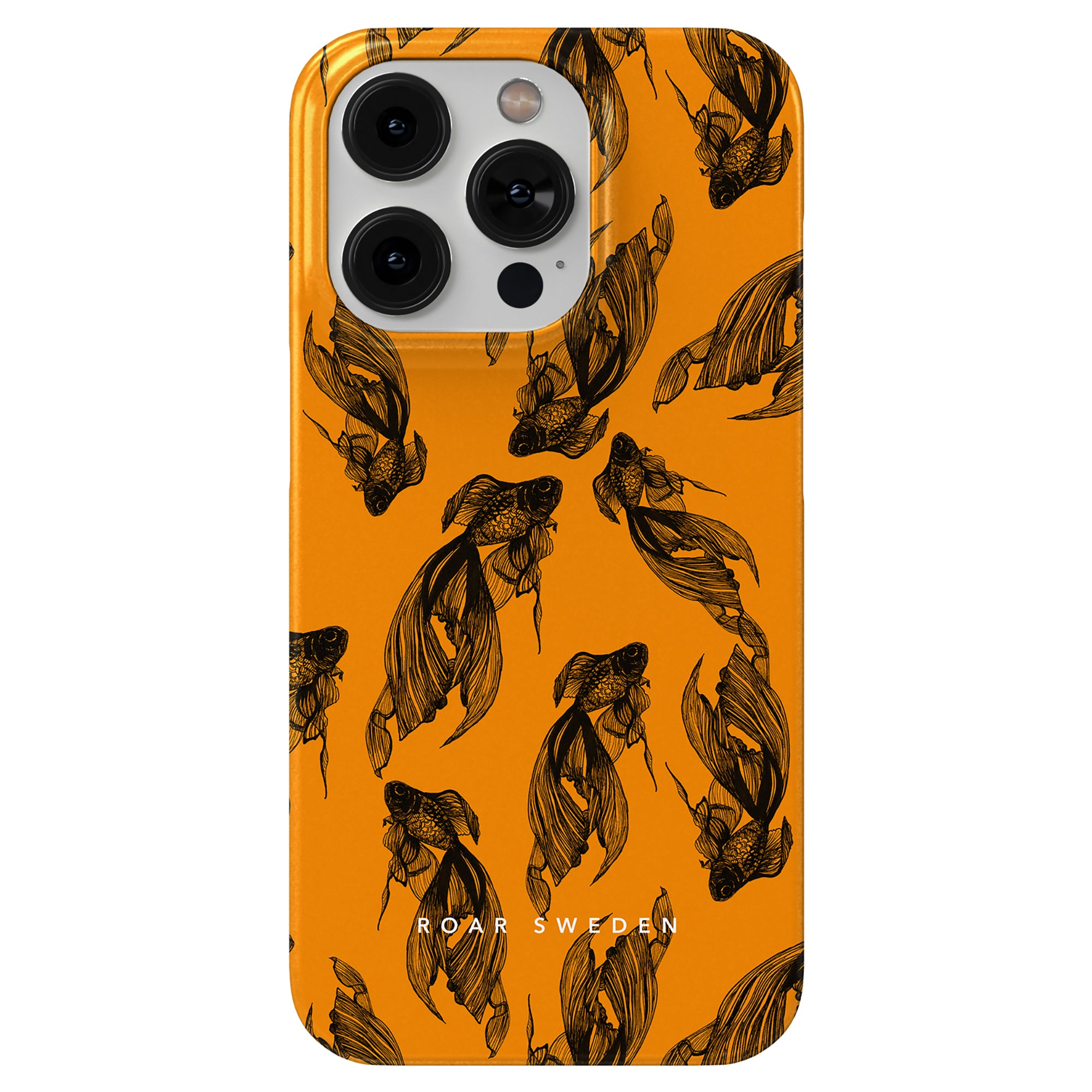 Vi presenterar Cleo slimfodralet från Exotic Collection: ett telefonfodral med svart fiskmönster på orange bakgrund, tillverkat av slitstarkt polykarbonat. Den har stora kameraöppningar upptill och "ROAR SWEDEN" elegant skriven i botten.