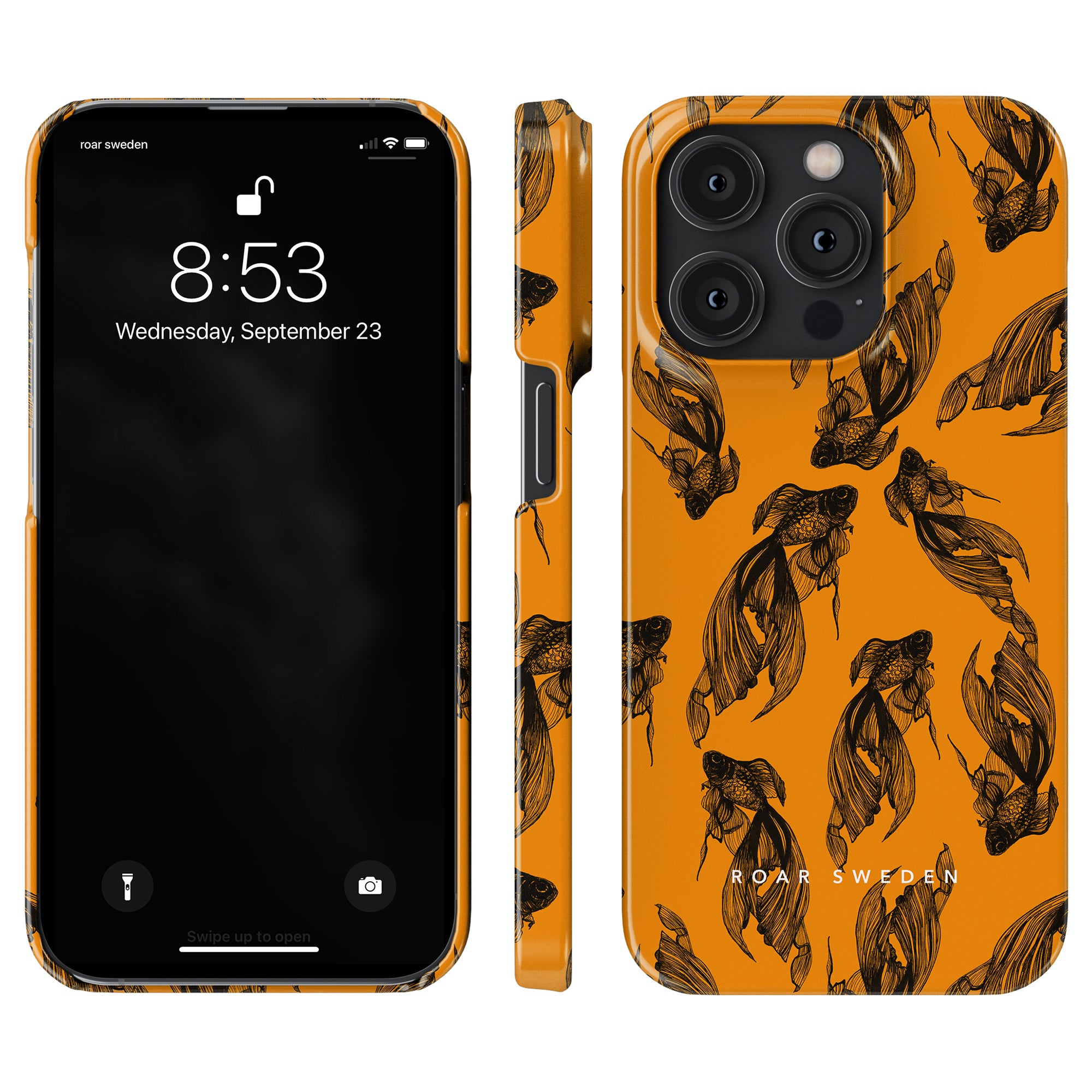 En smartphone med ett orange fiskmönstrat Cleo Slim Case från Exotic Collection, skärm som visar 8:53 och onsdagen den 23 september. Fodralet Roar Sweden i polykarbonat förhöjer stilen.