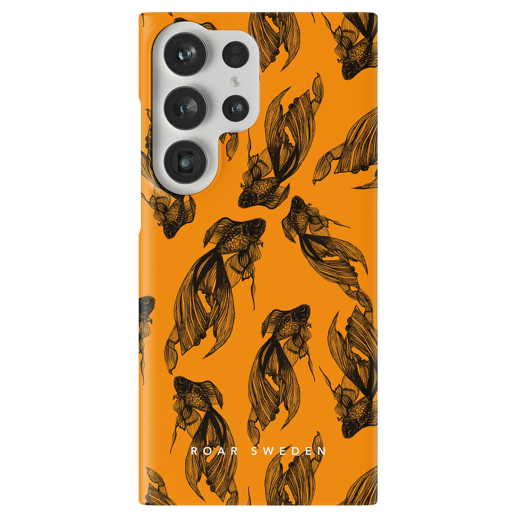 Kolla in Cleo - Slim fodral från Exotic Collection: ett orange telefonfodral med svarta fiskillustrationer och en exakt kamerautskärning. Tillverkad av slitstark polykarbonat visar den stolt upp varumärket "Roar Sweden".