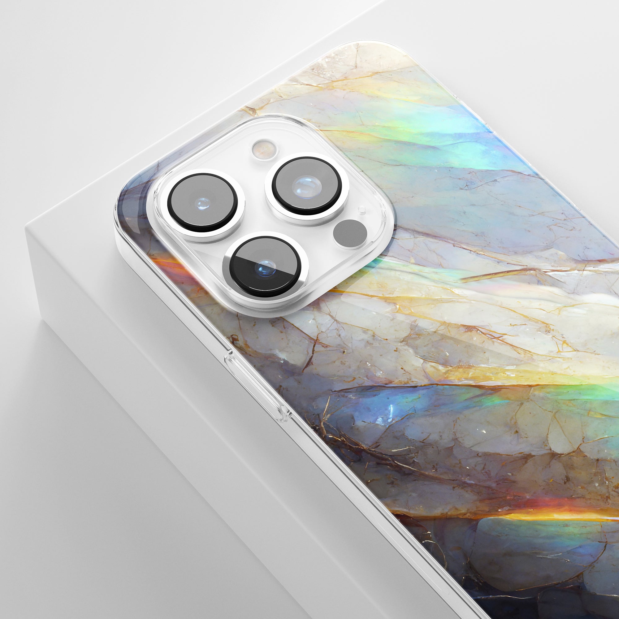 Ett kristall - genomskinligt telefonfodral med ett färgglatt marmormönster på, som visar upp marmoreringens elegans.