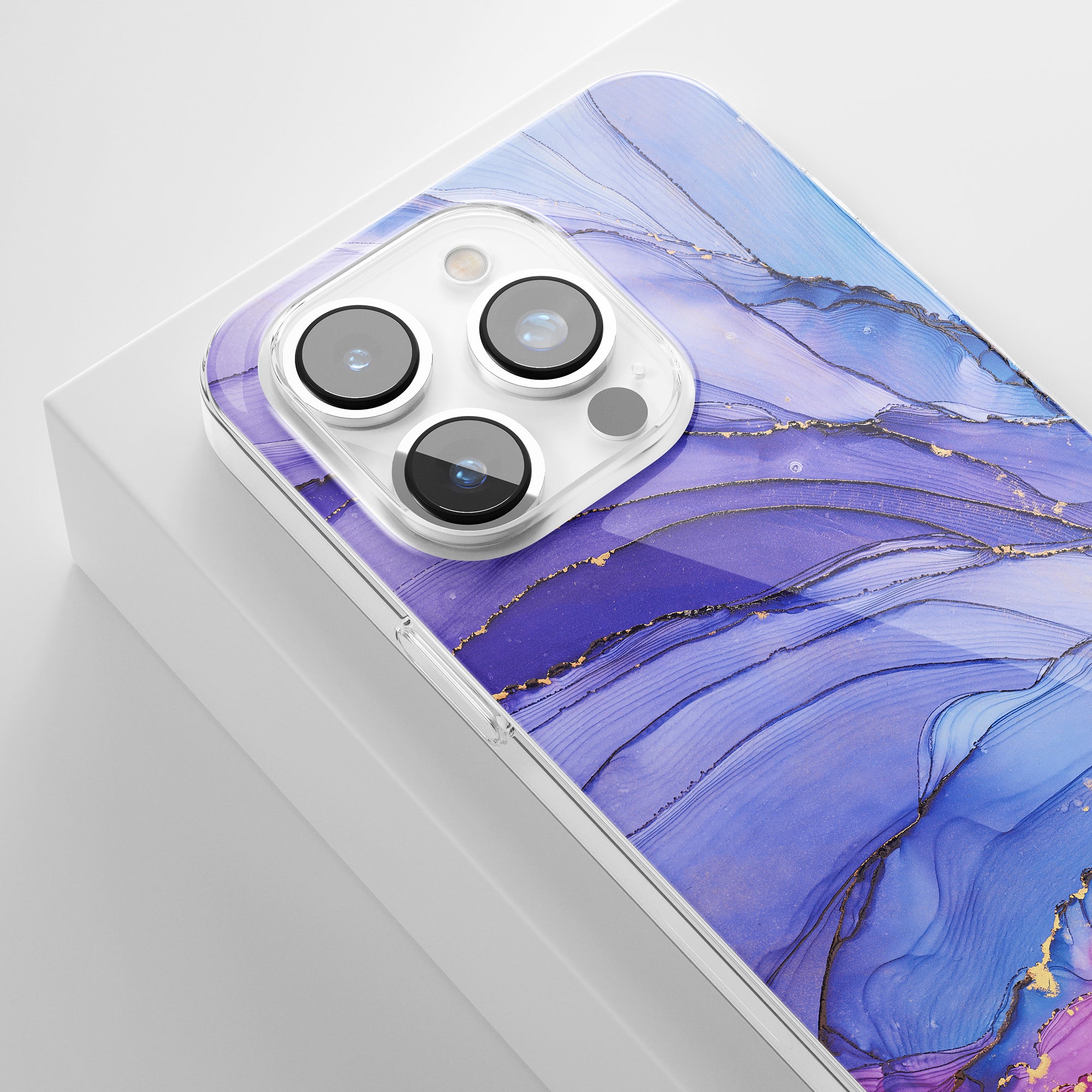 Ett drömskt - genomskinligt fodral med blå och lila marmordesign, perfekt för din iPhone.