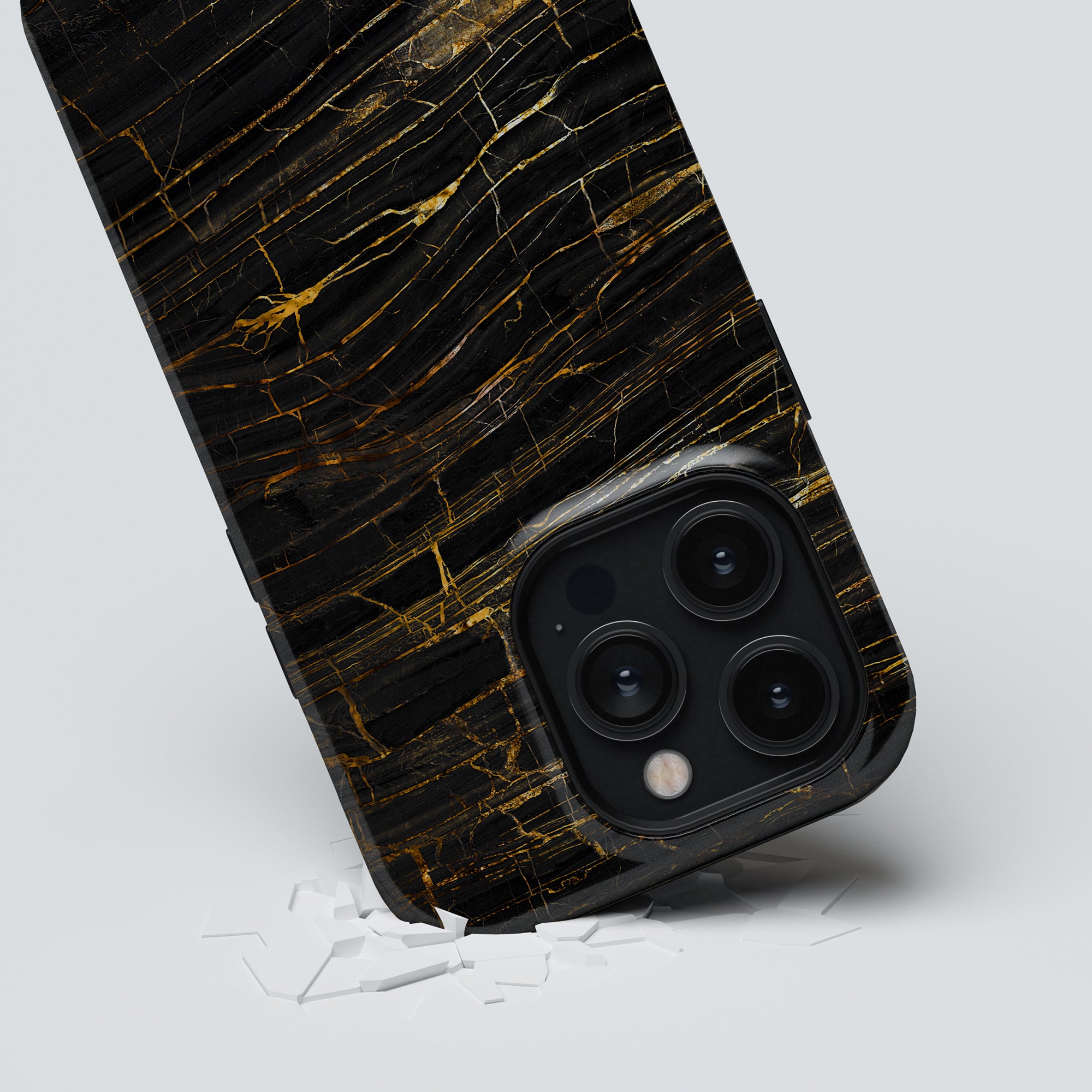 Ett robust skal från Emperador i svart och guld marmor till iPhone 11 Pro.