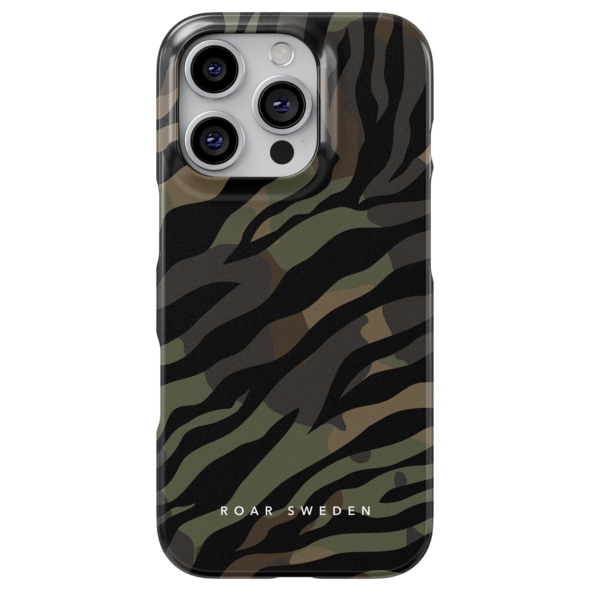 Produkten "Army - Slim case" är ett mobilskal med grönt och svart kamouflagemönster, anpassat för iPhone och Samsung, med tre framträdande kameralinser och texten "Roar Sweden" längst ner.