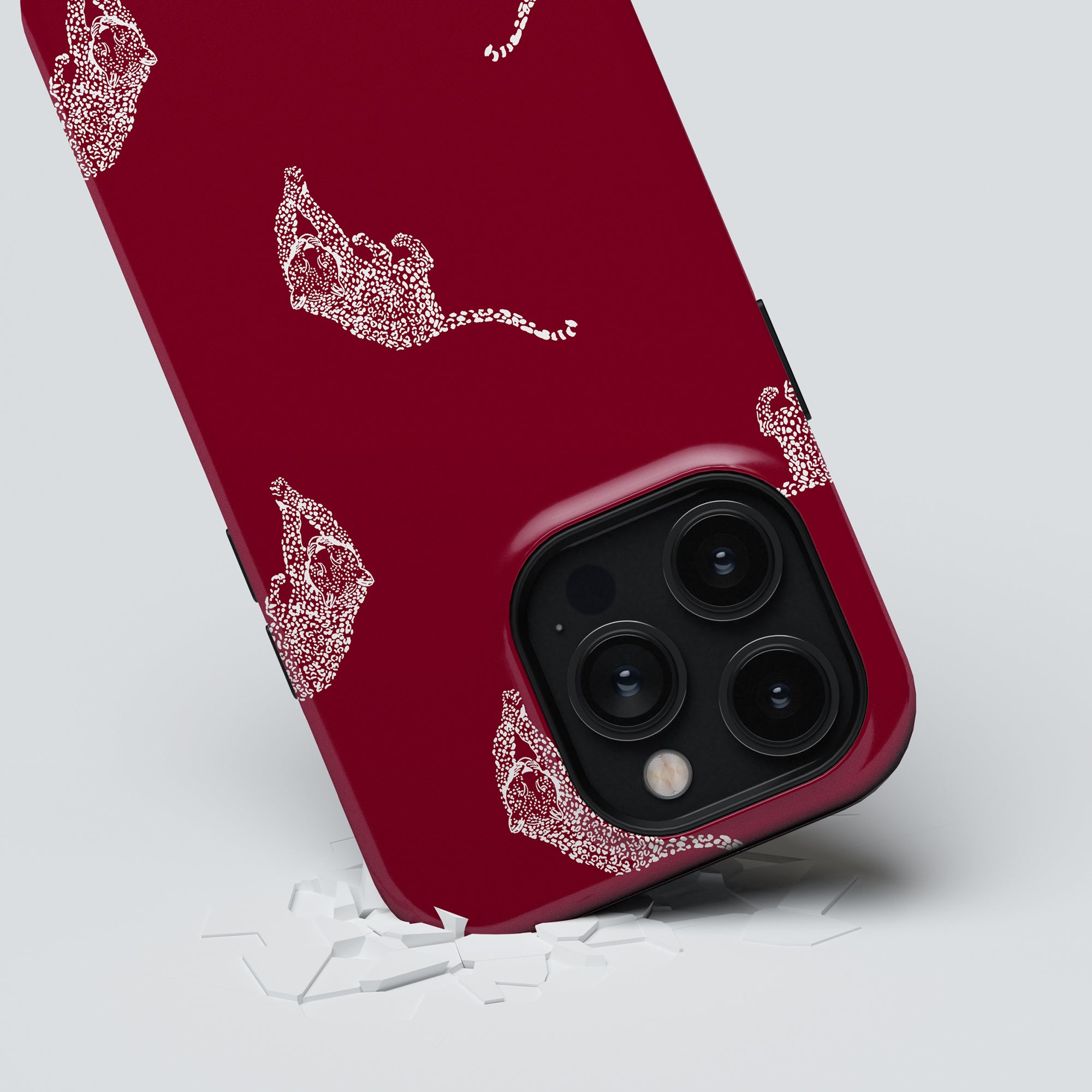 Kitty Burgundy - Tough Case, featuring a minimalist leopard pattern on a white surface from the exclusive Leopard-kollektion. The phone's camera comes equipped with three lenses, delivering exceptional photography performance.