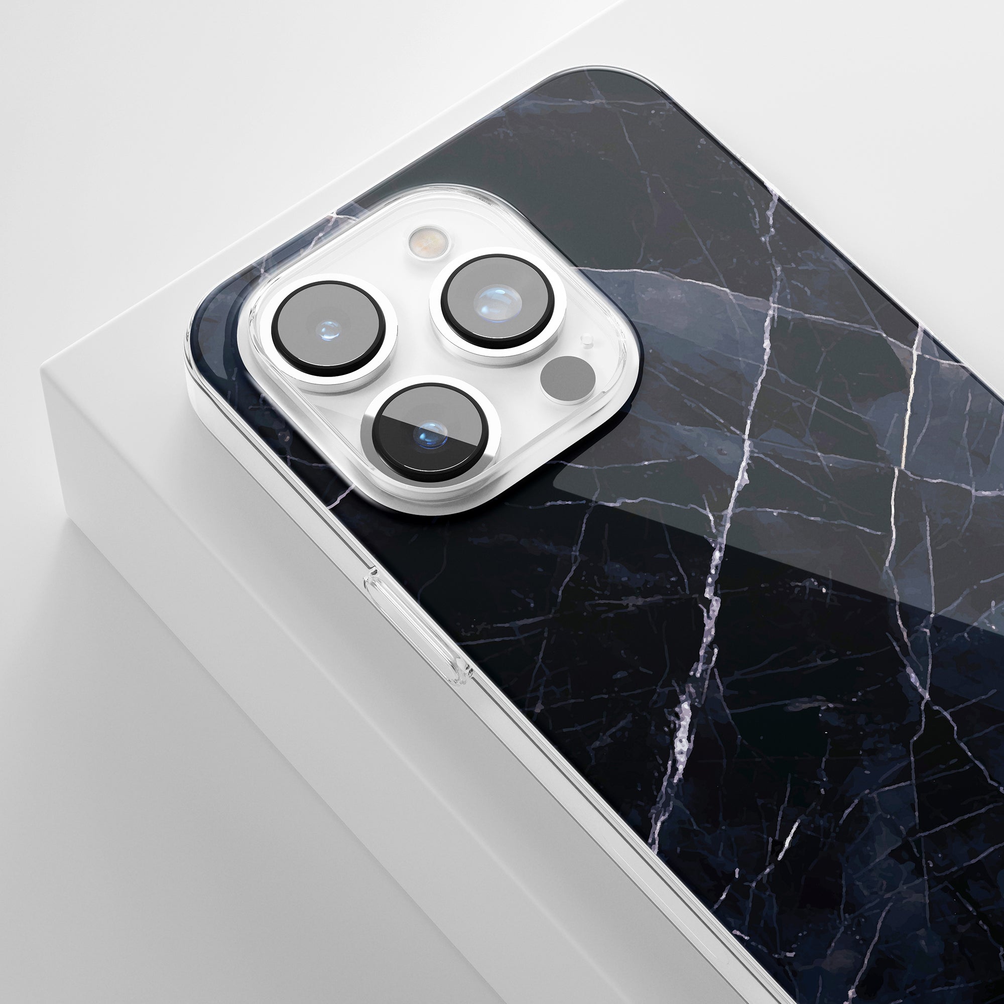 Nero - Clear Case är ett marmorinspirerat mobilskal för iPhone 11 Pro.