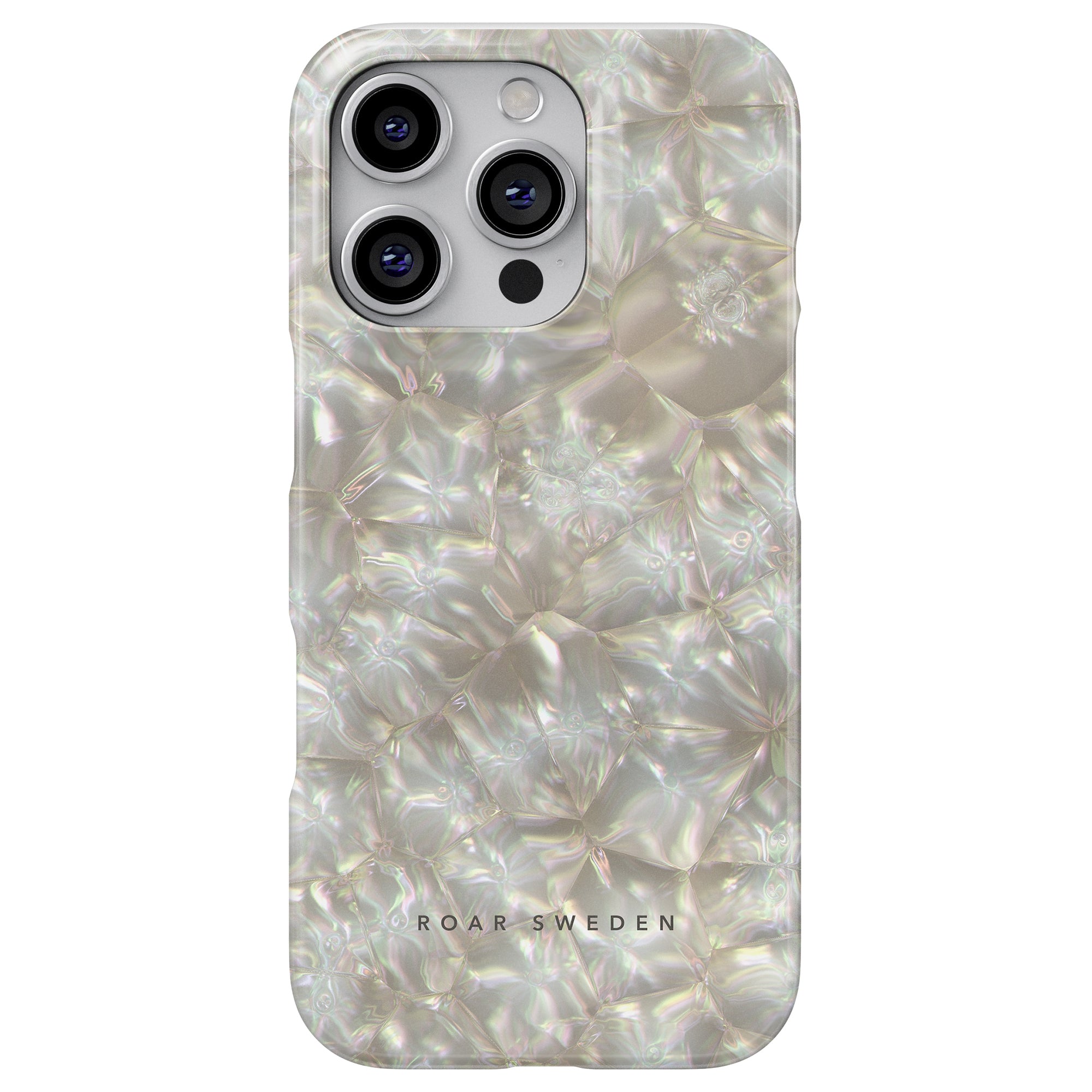 En smartphone som är inkapslad i Pearls Slim-fodralet från Oyster Collection visar tredubbla bakre kameror. Detta eleganta fodral är utsmyckat med "Roar Sweden" och har en utsökt pärlmönstrad design.