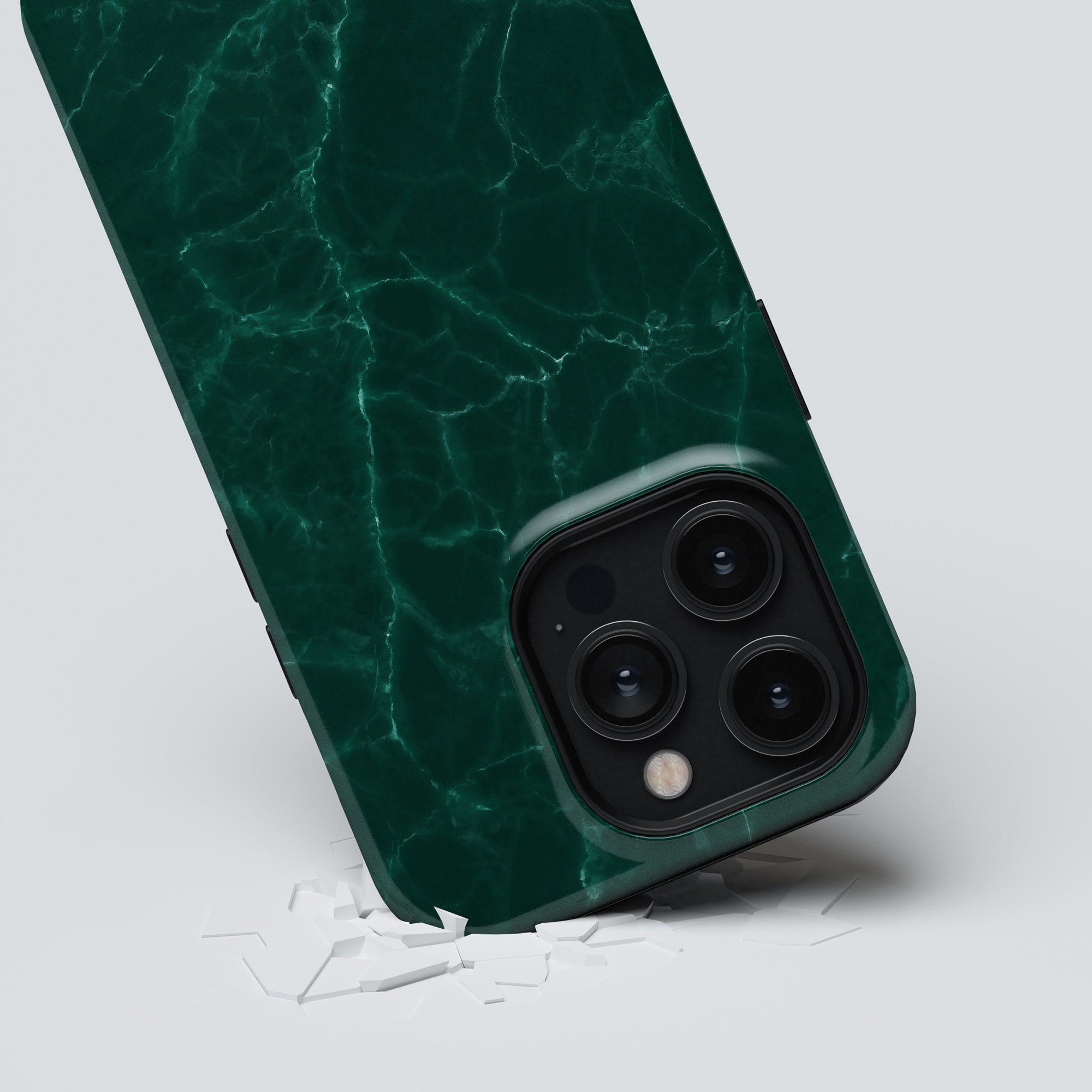 Ett grönt marmor Roar Swedens Ripples - Tufft fodral till iPhone 11 Pro. Fodralet har en tunn och lätt design som inte tar mycket plats i fickan eller handväskan.