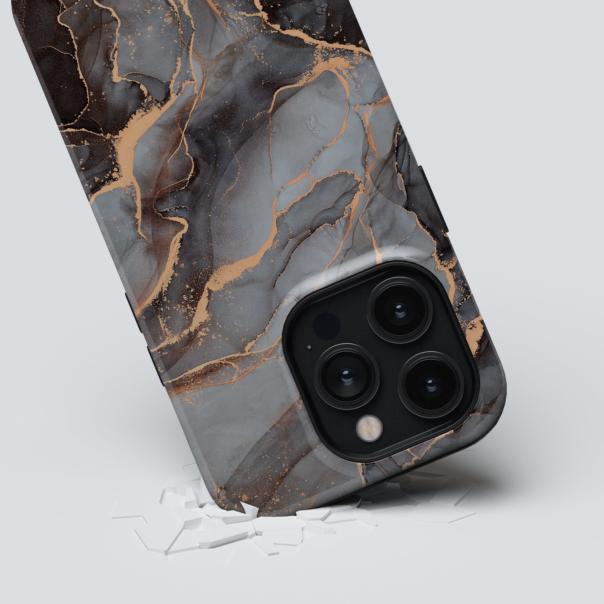 Ett elegant svart och guldmarmorfodral för iPhone 11 Pro som heter Rosy - Tough Case från Roar Swedens.