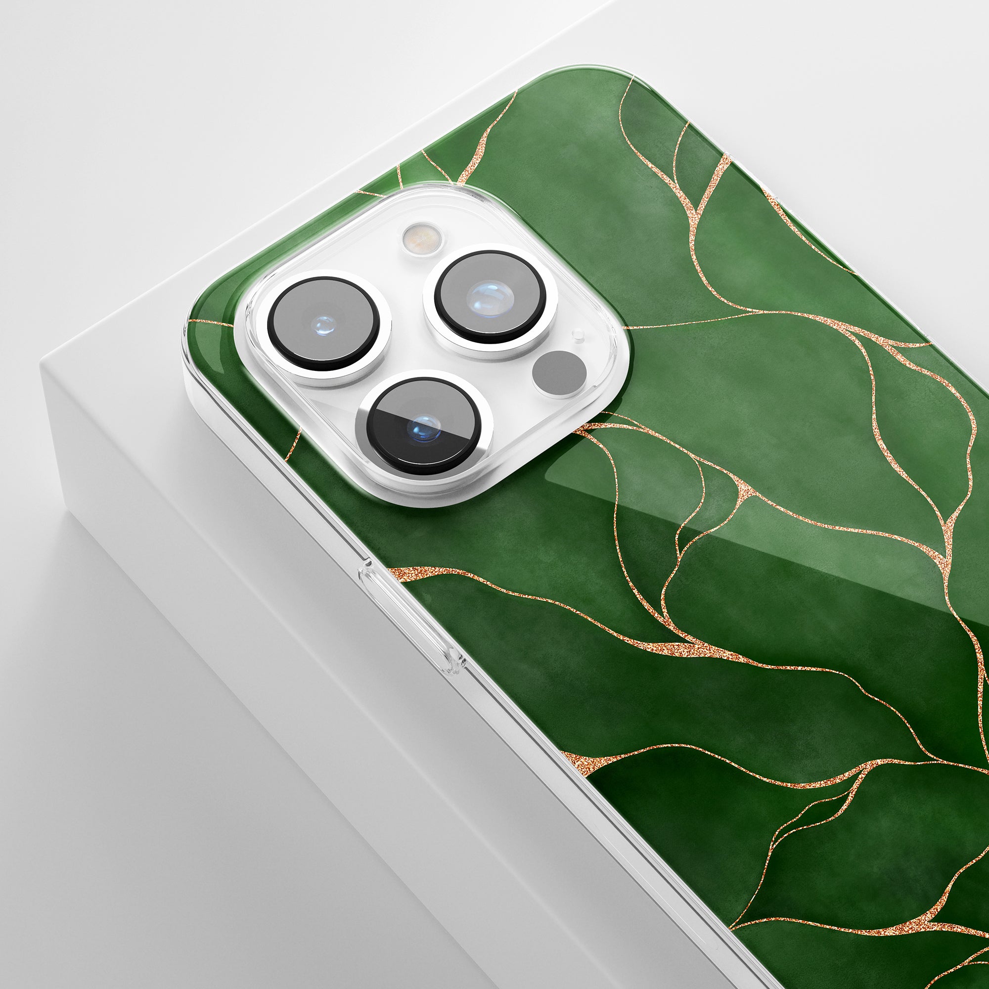 Ett Roar Sweden Tree of life genomskinligt fodral för iPhone 11 Pro med ett grönt marmormönster inspirerat av Livets träd.