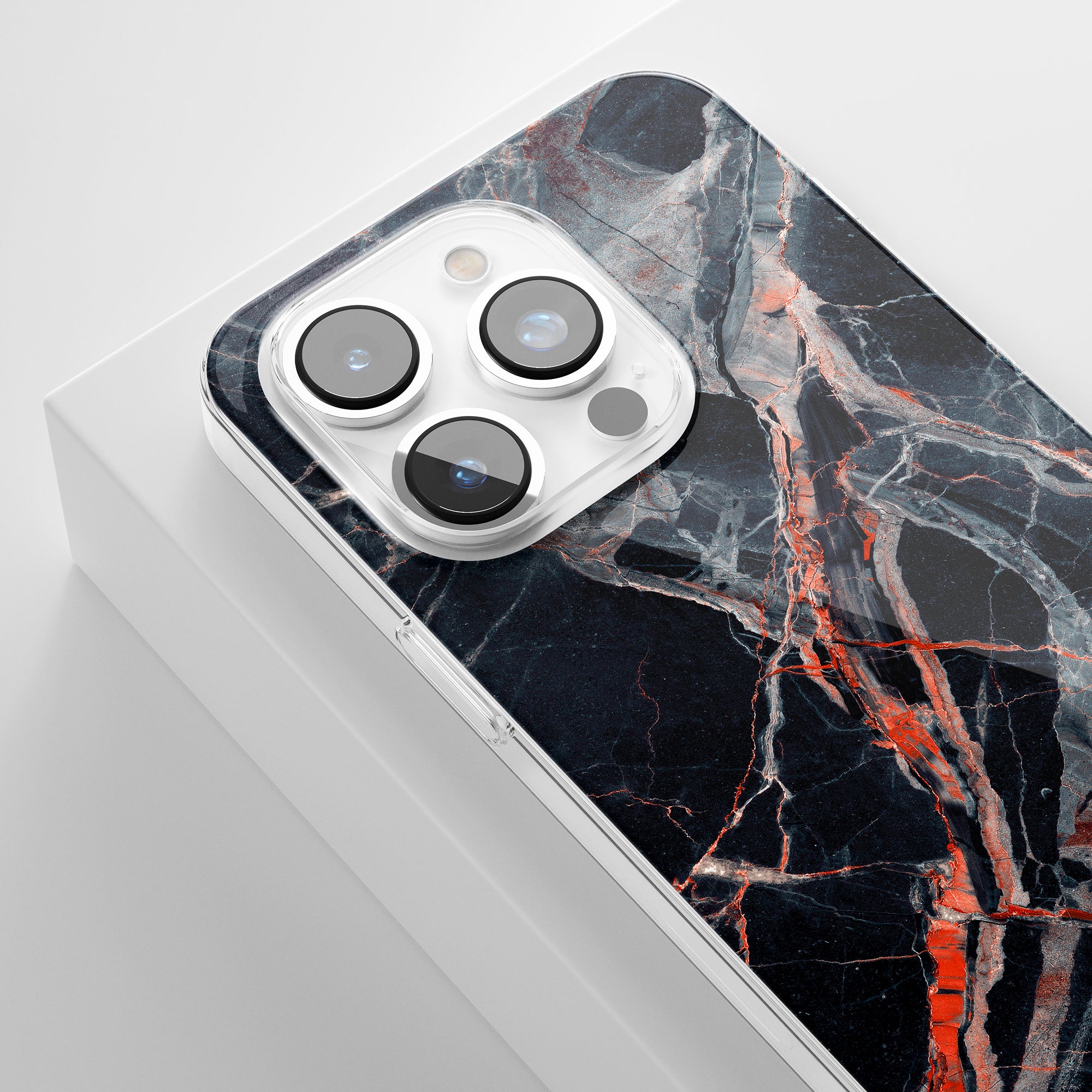 Ett svart och orange marmor Veins - genomskinligt fodral för iPhone 11 Pro.