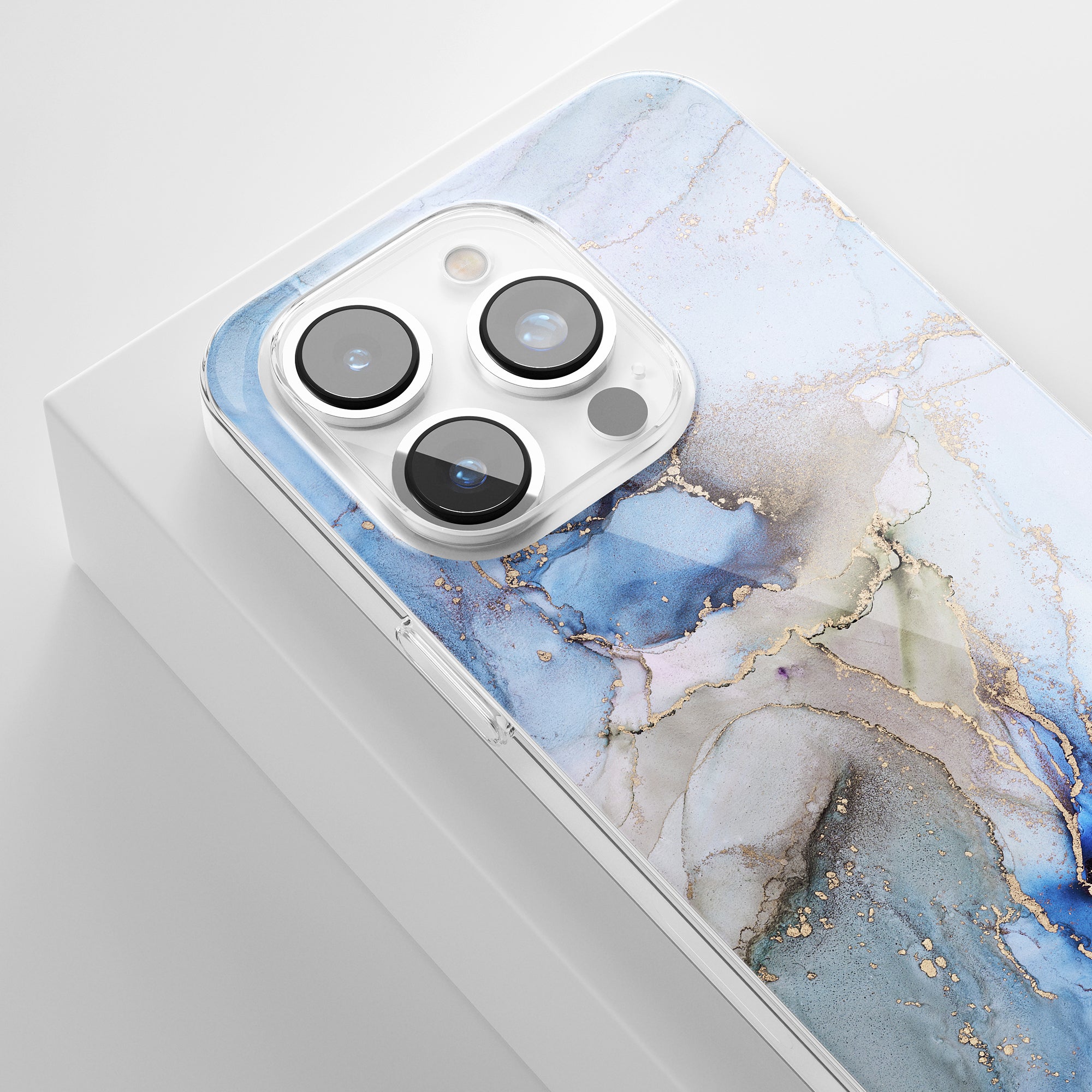 Ett blå marmorerat Waves - Klart fodral till iPhone 11 Pro från Roar Sweden.